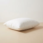Almohada de relleno de seda de morera sobre fondo claro