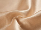 Detalle macro de la seda de morera color champán: pliegues y brillo satinado