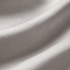 Detalle macro de la seda de morera gris perla: pliegues y brillo satinado