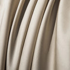 Detalle macro de la seda de morera color champán: pliegues y brillo